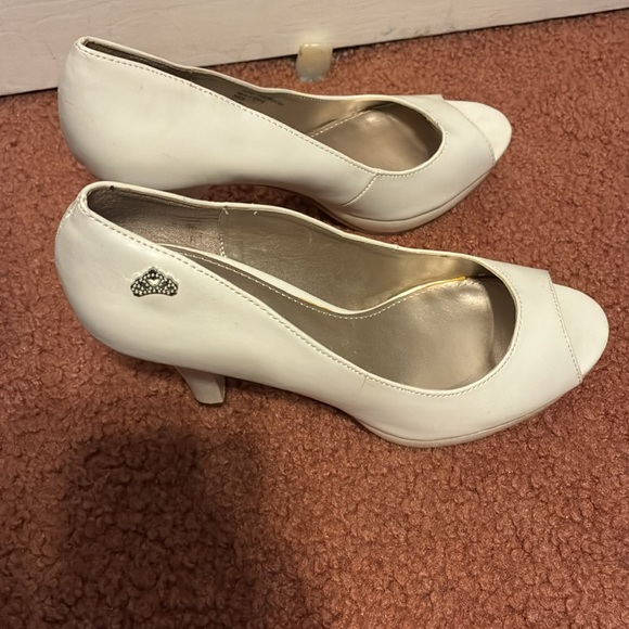 Fergie White Peep Toe Heels - Picture 6 of 9